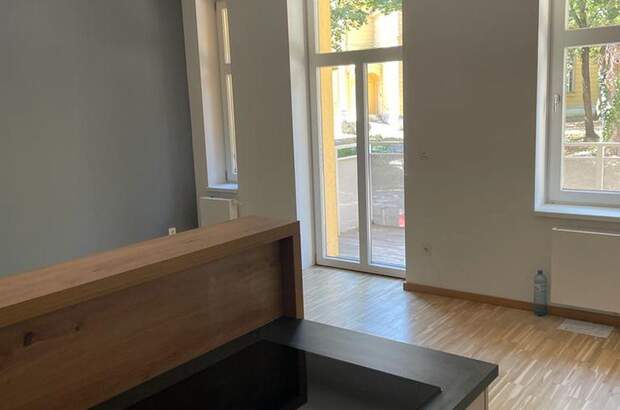 Altbauwohnung mit Balkon mieten in 1130 Wien (Bild 2)