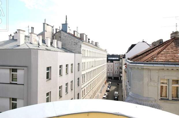 Altbauwohnung mit Balkon kaufen in 1150 Wien (Bild 2)