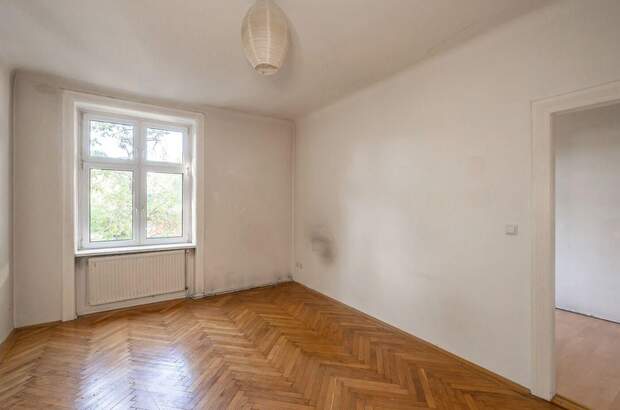 Altbauwohnung mit Balkon kaufen in 1130 Wien (Bild 2)
