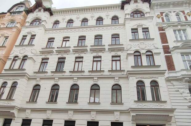 Altbauwohnung mit Balkon kaufen in 1070 Wien (Bild 1)