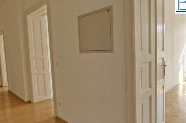 Altbauwohnung mit Balkon mieten in 8010 Graz (Bild 2)